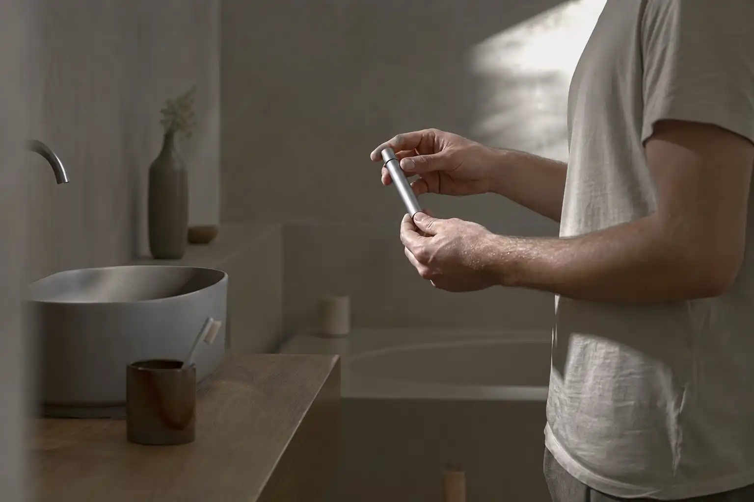 Quelqu'un manipule un objet, autour d'allemagne met fin, dans une salle de bain.